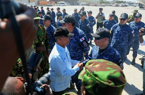 Des militaires Salvadoriens accueillis par Leslie Voltaire