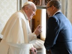 Le Pape François recevant en audience au Vatican, Leslie Voltaire